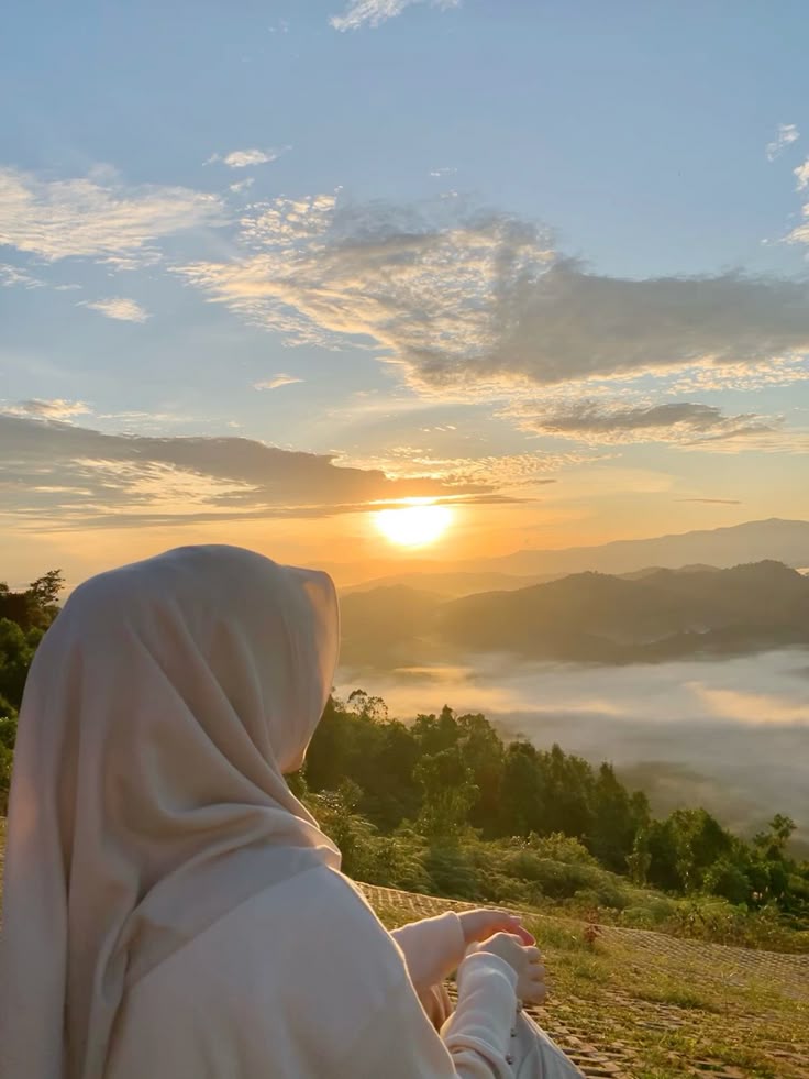 Profil WA Keren Perempuan, Pilihan Gaya Profil WA Keren Perempuan yang Bisa Kamu Coba Contohnya Foto Hijab Elegan