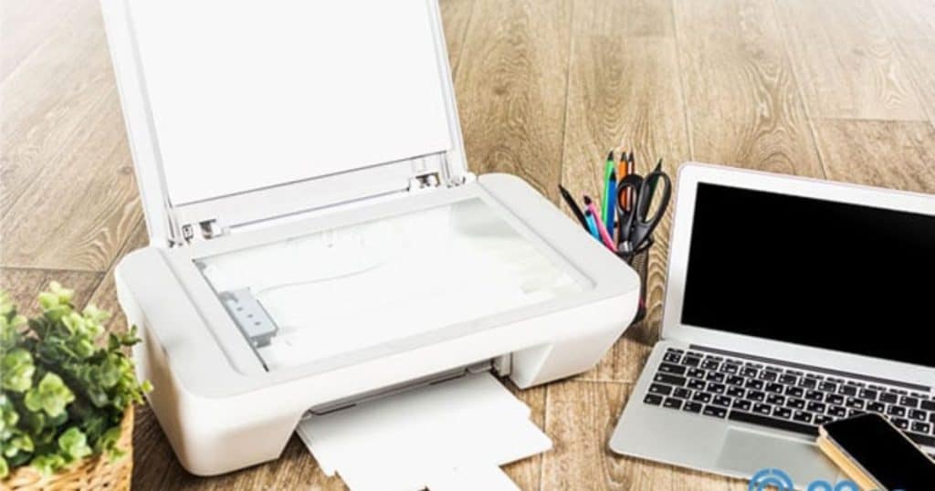 Dokumen digital dengan printer dan laptop di meja kerja, teknologi pencetakan dan pengelolaan data di era digital, solusi bisnis dan dokumen otomatis dari Jawara Cloud.