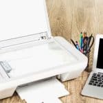 Dokumen digital dengan printer dan laptop di meja kerja, teknologi pencetakan dan pengelolaan data di era digital, solusi bisnis dan dokumen otomatis dari Jawara Cloud.