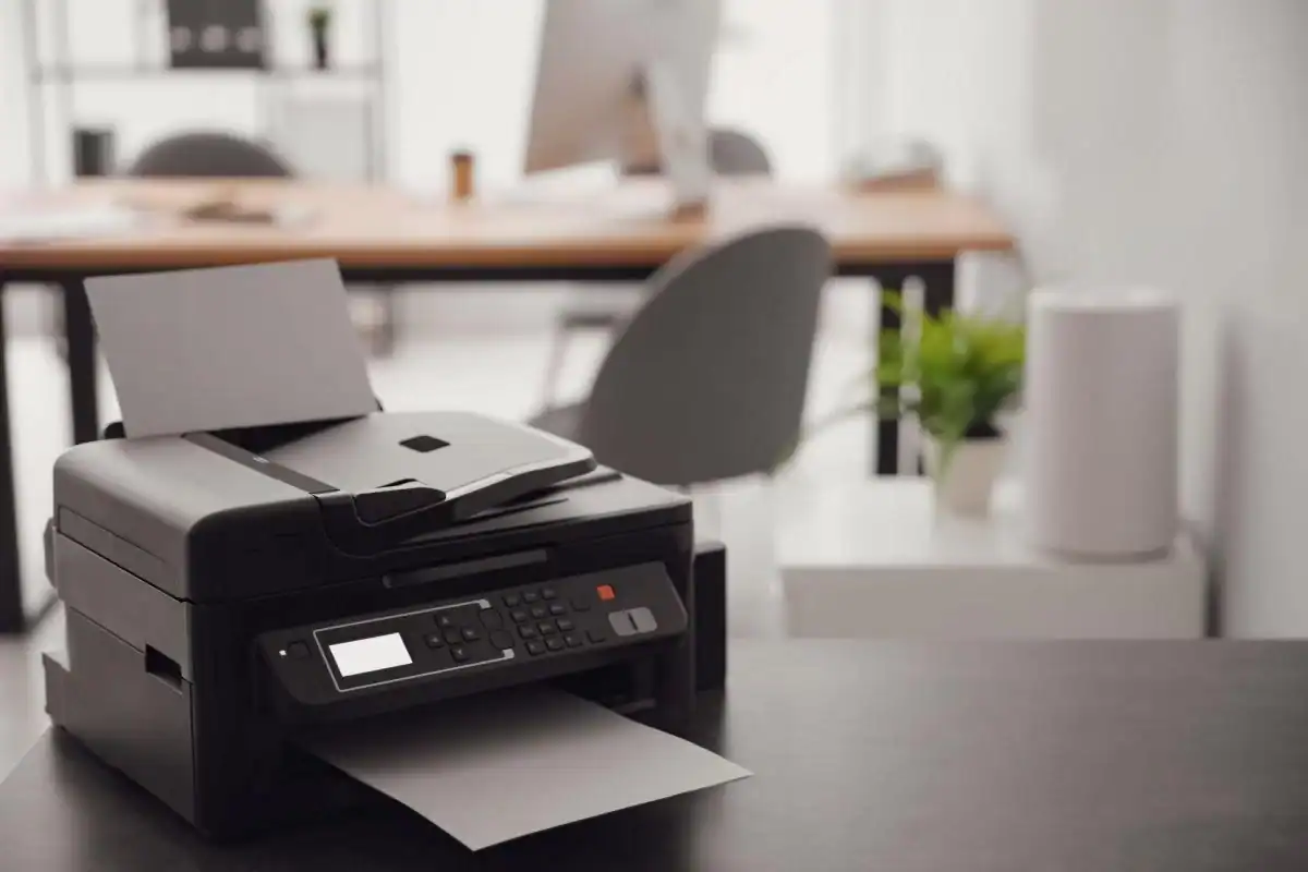Printer multifungsi di kantor modern untuk pencetakan dokumen bisnis.