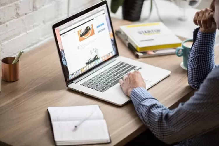 Cara Teknologi Mempercepat Penyebaran Informasi, Tantangan dan Solusi di Era Serba Digital