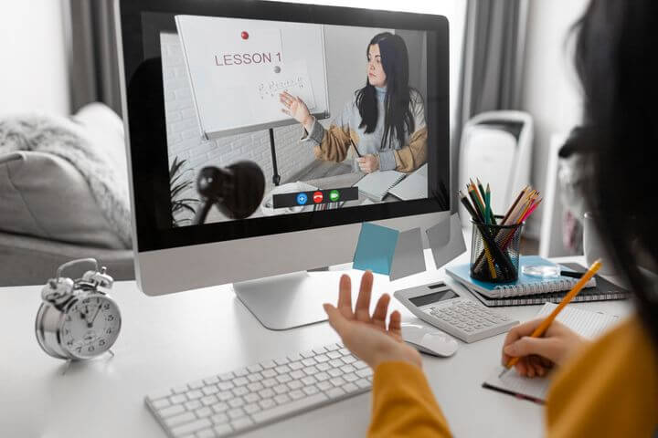 Kelebihan Pembelajaran Berbasis Teknologi Digital, Komunikasi Antara Guru dan Siswa Jadi Lebih Mudah