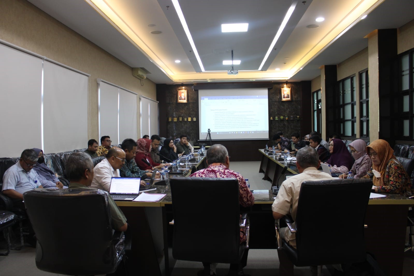 Peran Teknologi dalam Penelitian Ilmiah Modern, Kolaborasi Peneliti dari Berbagai Negara