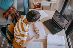 Kelebihan Pembelajaran Berbasis Teknologi Digital, Begini Loh Kelebihan Pembelajaran Berbasis Teknologi Digital yang Bikin Belajar Makin Seru!