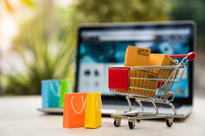 Dampak Teknologi Terhadap Perkembangan E-Commerce, Dampak Teknologi Terhadap Perkembangan E-Commerce Revolusi Belanja Anak Muda Zaman Now!