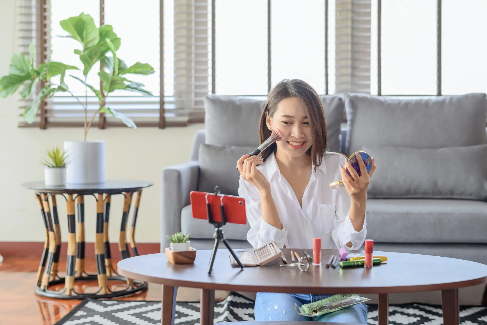 Bagaimana Teknologi Membentuk Opini Publik Modern, Peran Influencer dan Tokoh Digital