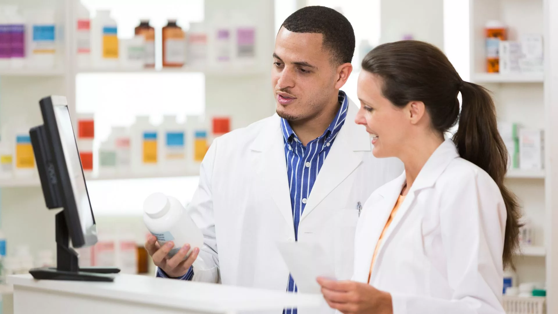 Bagaimana Teknologi Mengubah Dunia Farmasi Modern, E-Prescription dan Otomatisasi Apotek Modern