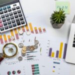 Cara Teknologi Membantu Manajemen Keuangan Usaha Kecil, Cara Teknologi Membantu Manajemen Keuangan Usaha Kecil Di zaman sekarang, usaha kecil harus pinter-pinter ngatur duit biar tetep hidup di tengah persaingan yang makin senggol bacok, rek. Untungnya, teknologi hadir sebagai penyelamat. Dari HP canggih yang ada di kantong sampai aplikasi pencatatan keuangan, semuanya bikin proses nge-manage duit jadi lebih gampang dan gak bikin mumet. Cara Teknologi Membantu Manajemen Keuangan Usaha Kecil juga bikin pelaku usaha bisa tahu arus kas masuk-keluar tanpa harus pakai buku tebal yang bikin tangan pegel. Tinggal klik-klik dikit, laporan keuangan langsung muncul rapi, jelas, dan bisa dipantau kapan aja. Jadi kalau ada pengeluaran yang ngaco, bisa langsung ketahuan sejak awal. Selain itu, Cara Teknologi Membantu Manajemen Keuangan Usaha Kecil juga kerasa banget pas urusan pembayaran. Sekarang pelanggan bisa bayar pakai e-wallet, QRIS, transfer bank, pokoknya tinggal tap-tap, cuan langsung masuk. Gak ada lagi tuh alasan “nggak ada kembalian”. Semakin mudah transaksi, semakin lancar pula cashflow usaha kecil. Pokoknya rek, teknologi sekarang itu udah jadi “temen setia” para pelaku usaha biar gak salah langkah dalam ngatur keuangan. Kalau bisa pakai yang modern dan efisien, kenapa masih ngandelin cara ribet? agar Bisnis Bisa Berkembang Lebih Maksimal!