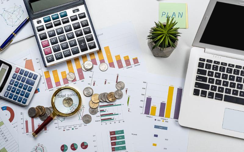 Cara Teknologi Membantu Manajemen Keuangan Usaha Kecil, Cara Teknologi Membantu Manajemen Keuangan Usaha Kecil Di zaman sekarang, usaha kecil harus pinter-pinter ngatur duit biar tetep hidup di tengah persaingan yang makin senggol bacok, rek. Untungnya, teknologi hadir sebagai penyelamat. Dari HP canggih yang ada di kantong sampai aplikasi pencatatan keuangan, semuanya bikin proses nge-manage duit jadi lebih gampang dan gak bikin mumet. Cara Teknologi Membantu Manajemen Keuangan Usaha Kecil juga bikin pelaku usaha bisa tahu arus kas masuk-keluar tanpa harus pakai buku tebal yang bikin tangan pegel. Tinggal klik-klik dikit, laporan keuangan langsung muncul rapi, jelas, dan bisa dipantau kapan aja. Jadi kalau ada pengeluaran yang ngaco, bisa langsung ketahuan sejak awal. Selain itu, Cara Teknologi Membantu Manajemen Keuangan Usaha Kecil juga kerasa banget pas urusan pembayaran. Sekarang pelanggan bisa bayar pakai e-wallet, QRIS, transfer bank, pokoknya tinggal tap-tap, cuan langsung masuk. Gak ada lagi tuh alasan &ldquo;nggak ada kembalian&rdquo;. Semakin mudah transaksi, semakin lancar pula cashflow usaha kecil. Pokoknya rek, teknologi sekarang itu udah jadi &ldquo;temen setia&rdquo; para pelaku usaha biar gak salah langkah dalam ngatur keuangan. Kalau bisa pakai yang modern dan efisien, kenapa masih ngandelin cara ribet? agar Bisnis Bisa Berkembang Lebih Maksimal!